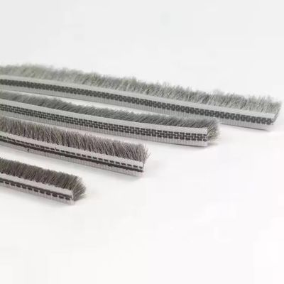 Jendela dan Pintu yang berdekatan Poly Pile Threshold Sealing Strip Brush Weatherstrip untuk Apartemen Cuaca Stripping Seal Groov