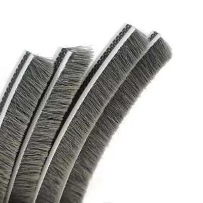 Apartemen pintu dan jendela Seal Wool Pile Strip Cuaca dengan Plastik Fin di tengah