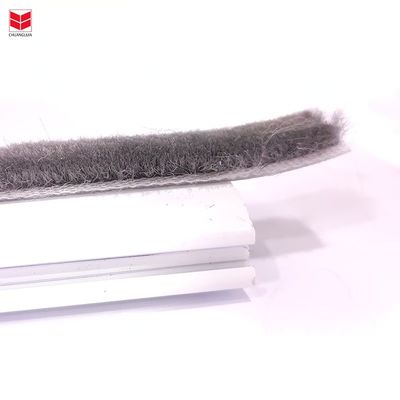 Adhesive Anti-angin Cuaca Strip Pintu Draft Stopper Pintu Sweep Pintu Bagian Bawah Seal Strip dengan 100% PP Tumpukan